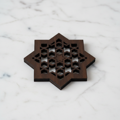 Detalle del patrón de estrellas hexagonales estilo Alhambra de la Celosía Najma en wengüé