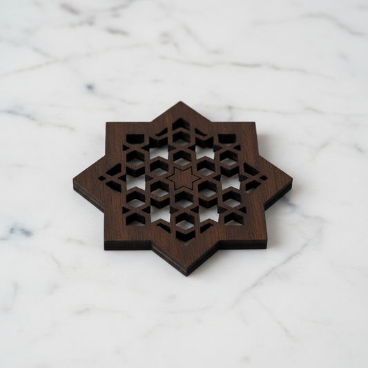 Detalle del patrón de estrellas hexagonales estilo Alhambra de la Celosía Najma en wengüé