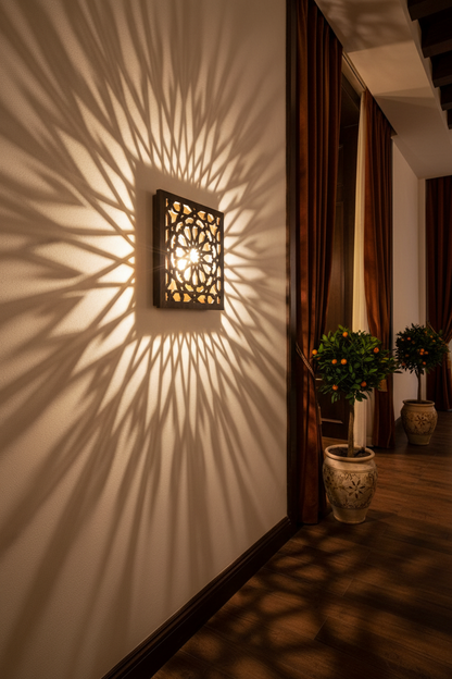 Aplique Qamar en wengüé en pasillo de restaurante premium proyectando sombras geométricas