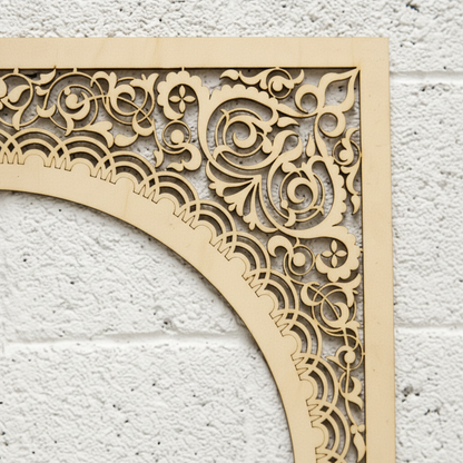 Detalle de los arabescos florales calados del marco de arco Celosía Bāb en madera natural