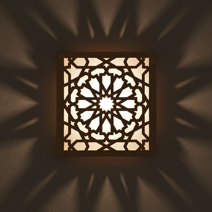 Detalle del patrón de estrella de 12 puntas Alhambra del Aplique Qamar con luz cálida