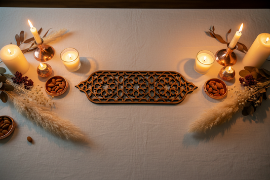 Celosía Lawha como salvamanteles decorativo en mesa de comedor andaluza con velas y flores secas