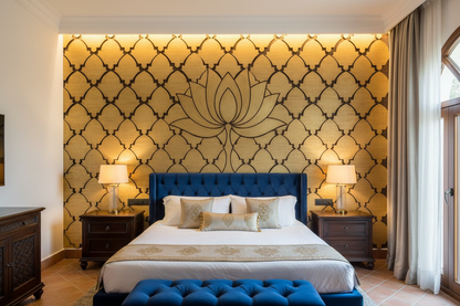 Mosaico de hojas de loto doradas cubriendo panel de pared en dormitorio andalusí premium