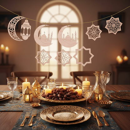 Piezas del Set Hilāl colgadas como guirnalda sobre mesa de celebración de Ramadán