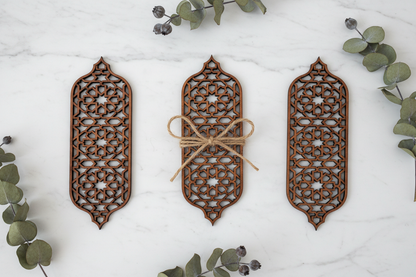 Set de tres Celosías Lawha presentadas como regalo premium con twine natural y eucalipto sobre mármol blanco