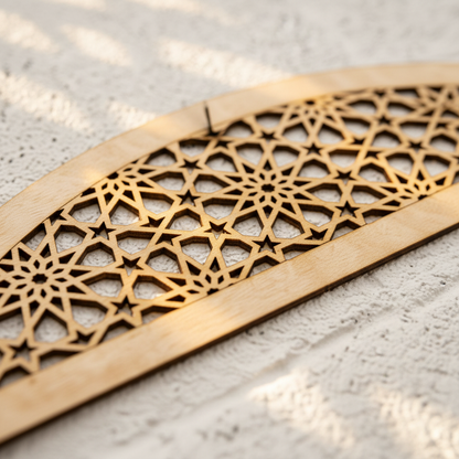 Detalle del patrón de estrellas geométricas de la Celosía Qubba en madera