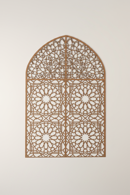 Celosía Bawwaba 100x60 cm sola sobre fondo blanco mostrando arco de herradura nazarí con mandala floral en cúpula y estrellas de 12 puntas en cuerpo, acabado nogal dorado