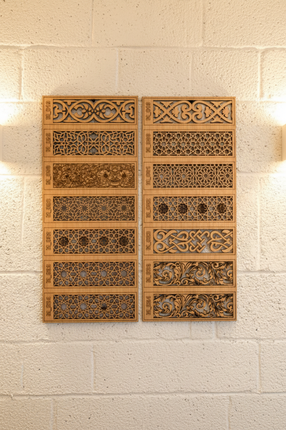 Colección Silsila de 6 cenefas árabes en madera natural expuestas verticalmente en pared blanca