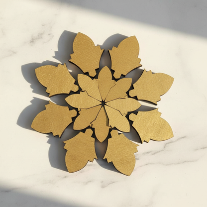 Flat lay de 10 piezas Lotus en madera dorada sobre mármol blanco con luz natural