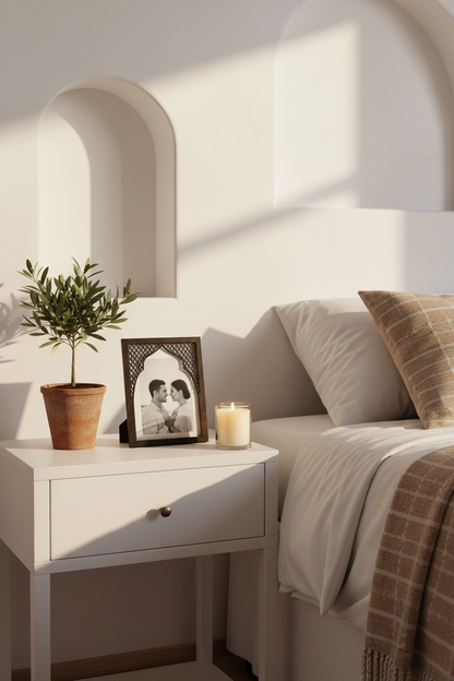 Marco Taq como portafotos en mesita de noche de dormitorio mediterráneo con planta y vela