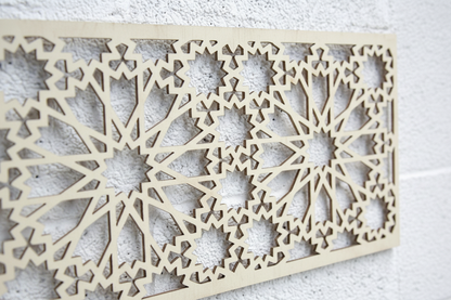Detalle del patrón de azulejos moriscos de la Alhambra de la Celosía Zallīj en blanco hueso