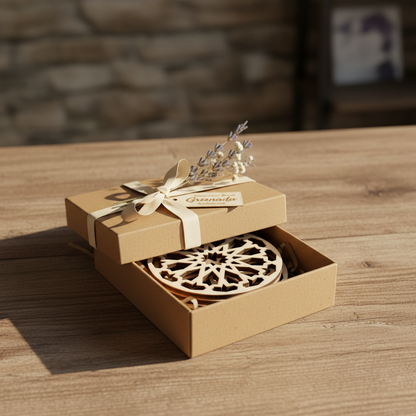 Pack de 4 Posavasos Gharnāta presentados como regalo en caja kraft con flores secas