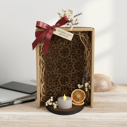Celosía Mishkāt presentada como regalo artesanal en caja kraft con flores secas